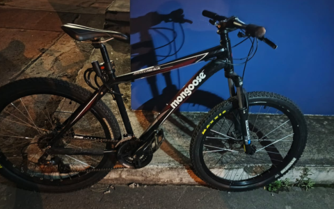 El hombre se movilizaba en una bicicleta.