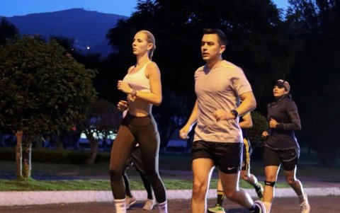 El presidente Daniel Noboa trotando junto su esposa, Lavinia Valbonesi, en una escuela militar en Quito.