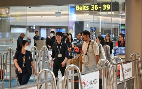 Pasajeros del vuelo de Singapore Airlines que sufrió fuertes turbulencias el martes llegaron a Singapur este miércoles.
