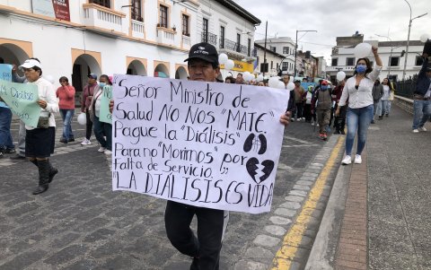 Pacientes que reciben diálisis portando carteles y gritando en busca de ayuda, pidiendo que se cancele la deuda que mantiene el gobierno nacional.