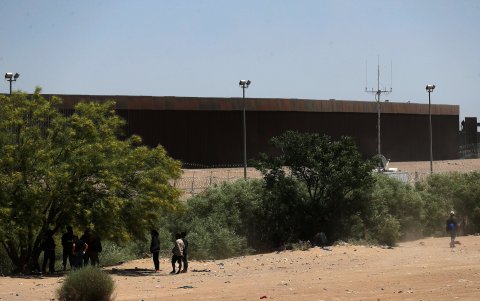 Migrantes permanecen en inmediaciones al muro fronterizo entre México y EEUU