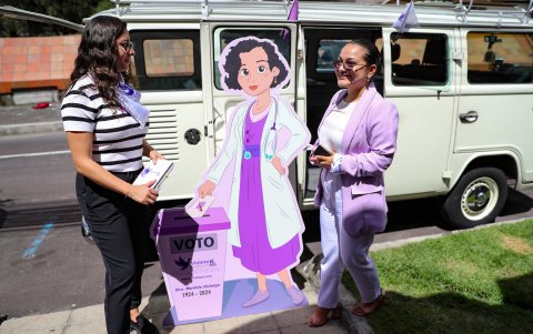 Dos mujeres promueven la iniciativa de la 'Kombi Violeta'
