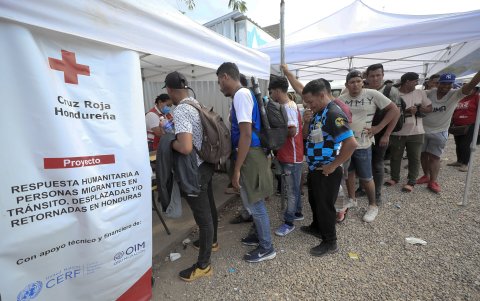 Archivo. Migrantes de diferentes nacionalidades llegando a un puesto de asistencia médica