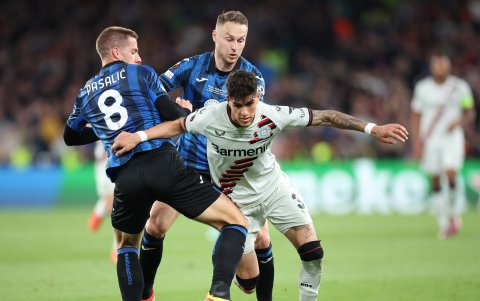 Piero Hincapié en acción contra Teun Koopmeiners (c) y Mario Pasalic (L), de Atalanta.