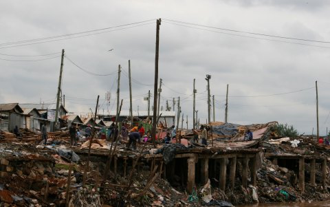 Habitantes de Mukuru, trabajan sobre los restos de lo que fueron sus casas, tras los efectos devastadores de las fuertes lluvias.