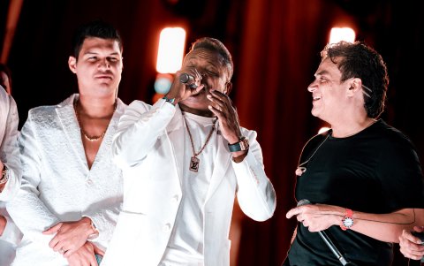 otografía cedida por Wilder Forero del compositor, cantante y acordeonista colombiano Omar Geles (c) durante el concierto de Silvestre Dangond (d) el 18 de mayo de 2024 en Bogotá (Colombia).