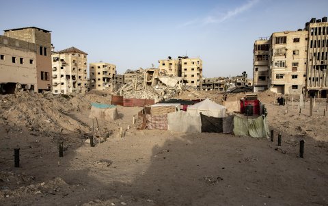 Los proyectiles y tubos de lanzamiento usados ​​por el ejército israelí sirven de postes perimetrales y para cercas de las tiendas de desplazados internos en Gaza.