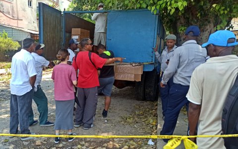 Personas mientras hacen fila para comprar paquetes de pollos,