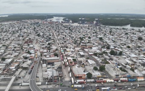 Trancón. La foto es cortesía de Acorbanec y muestra la larga fila que se formó días atrás. Enfatizan que los trancones ocurren tres veces a la semana.