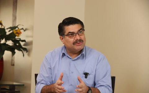 Escala es docente, fue asambleísta constituyente y dirigente del magisterio.