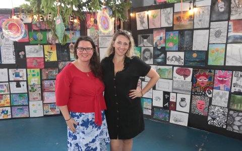 Jessica Gilway, directora ejecutiva de Interamerican Academy, y Rachel Gómez, presidente del consejo de padres.