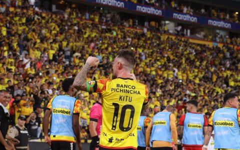 El jugador Díaz celebrando desde la cancha con la hinchada.