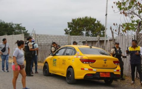El taxi donde se movilizaban los pillos que secuestraron a una mujer en Santa Elena fue encontrado en la comuna Buena Fuente.