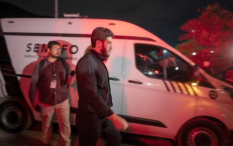 El gobernador del estado mexicano de Nuevo León Samuel García, camina la por la zona del desplome