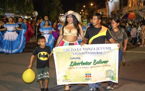 En Manglaralto, el grupo juvenil de danzas ‘Legado Cultural’ mostró los bailes tradicionales que vienen desde antaño.