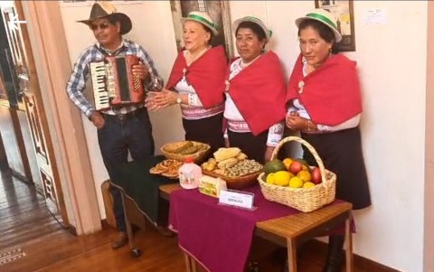 Las parroquias aprovechan para ofrecer las artesanías y gastronomía típicas de cada sector