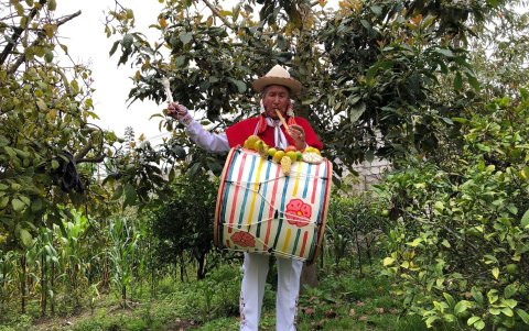 Enseña a su nieto ‘los secretos’ de los instrumentos andinos