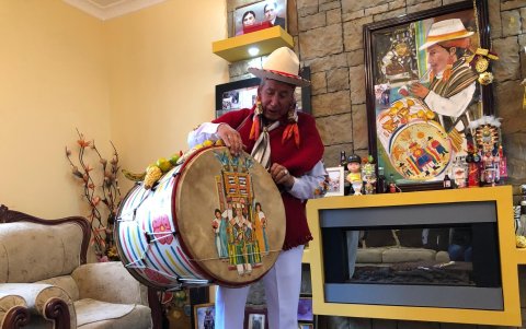 Don Gustavo es un embajador de su cultura, compartiendo su arte con comunidades vecinas.