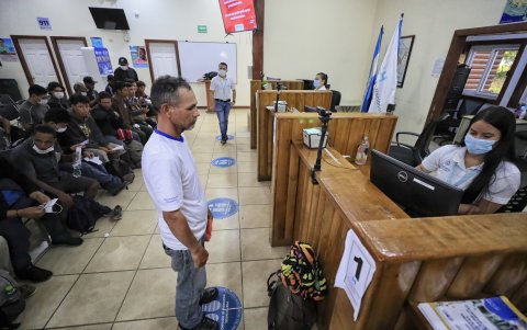 El hondureño Héctor Pérez que es atendido por personal de Instituto Nacional de Migracion en el Centro de Atención al Migrante Retornado (CAMR) de Omoa, en el Caribe hondureño.