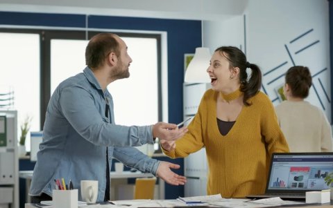 Dos compañeros de trabajo discuten de modo agradable