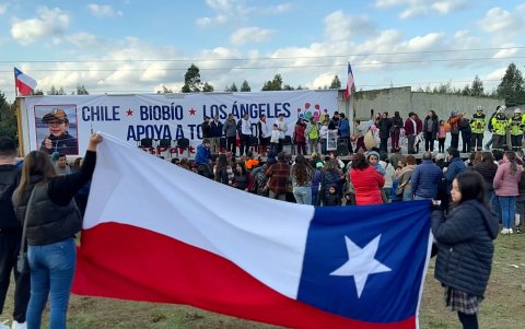 Camila Gómez (c), recibe apoyo de personas durante su caminata. Ella pretende salvar la vida de su hijo de apenas 5 años.
