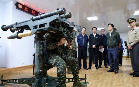 El presidente de Taiwán, William Lai (Lai Ching-te) (2R), visita una base militar en Taoyuan, Taiwán, el 23 de mayo de 2024.