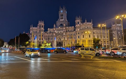 Este espectáculo de luces fue un deleite visual que transformó la noche.