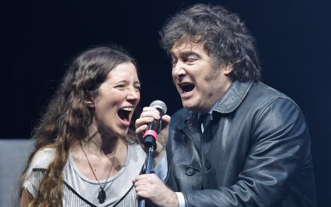 El presidente Javier Milei, canta durante el lanzamiento de su libro este miércoles, en el estadio Luna Park en Buenos Aires (Argentina).
