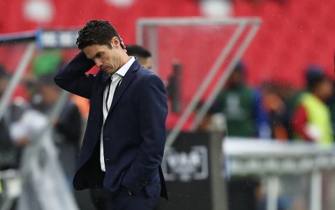 El entrenador de LDU Quito Josep Alcácer y su cara que lo dice todo, los Albos no la ven en la Copa Libertadores.