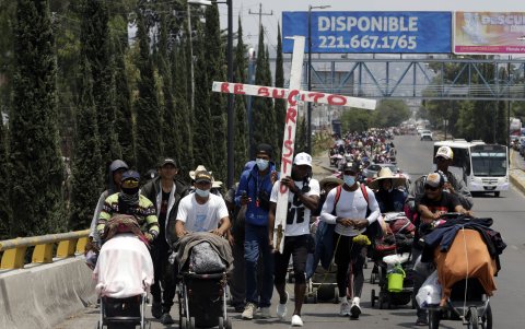 Grupo de migrantes ilegales que caminan con la intención de cruzar la frontera entre México y Estados Unidos.