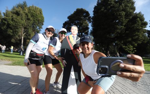 Simpatizantes del presidente Noboa aprovecharon para fotografiarse con su figura de cartón