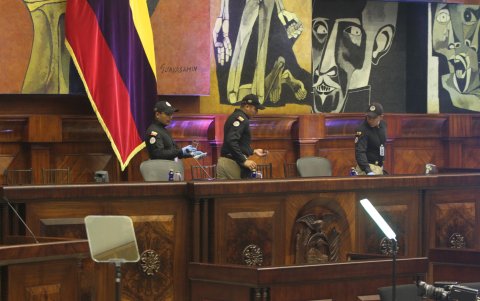 Extreman medidas de seguridad en la Asamblea Nacional antes de la ceremonia.