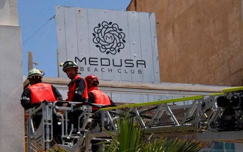 Trabajos después del derrumbe de la terraza de un restaurante de la Playa de Palma