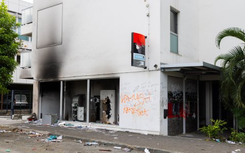 Negocios saqueados en Dumbea-sur-Mer, Nueva Caledonia.