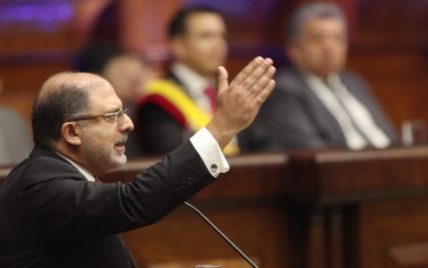 Henry Kronfle durante su discurso.