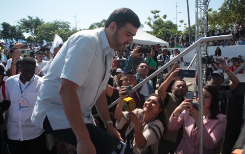 El alcalde de Guayaquil saludando a personas que acudieron a la rendición.