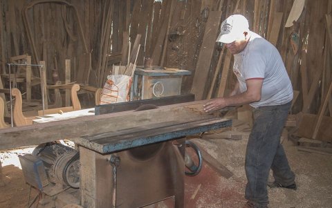 En esta parroquia existen unos 180 talleres, que utilizan canelo, cedro y otras clases de maderas
