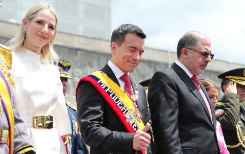 El presidente ecuatoriano, Daniel Noboa (c), acompañado de su esposa, Lavinia Valbonesi (i), y el presidente de la Asamblea Nacional, Henry Kronfle (d), sale tras presentar su primer informe a la nación, este viernes en Quito (Ecuador).