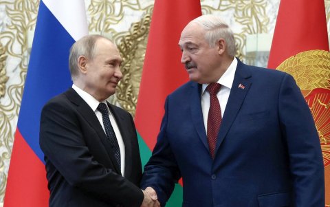 Vladimir Putin y el presidente bielorruso Alexander Lukashenko se estrechan la mano durante su reunión en el Palacio de la Independencia en Minsk