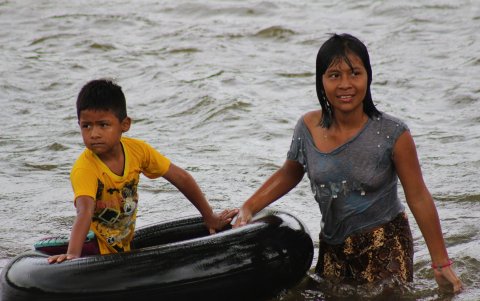 Es vital para el pueblo indígena chachi, una comunidad épera (Santa Rosa) y 16 comunidades de afrodescendientes.