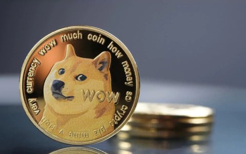 Dogecoin es una criptomoneda descentralizada y de código abierto que fue creada inicialmente como una broma o parodia en 2013.