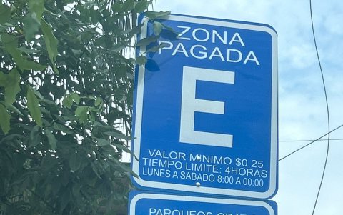 La nueva señalización ya está instalada en algunas calles de Urdesa