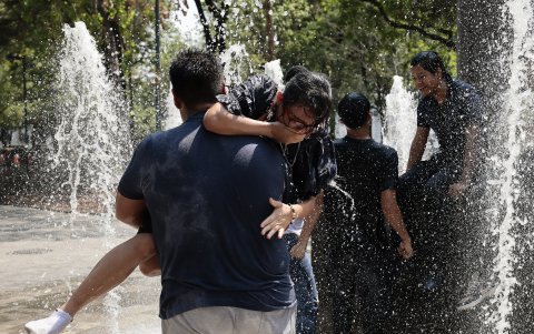Personas se refrescan debido a las altas temperaturas registradas, el 24 de mayo de 2024, en la Ciudad de México (México).
