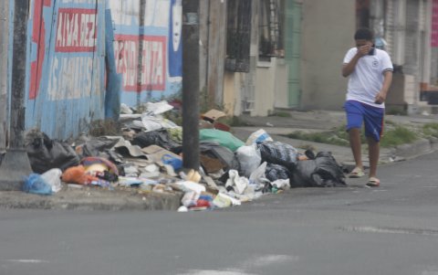 Desechos. La basura acumulada hasta por dos días genera malos olores en varias zonas de la urbe porteña.