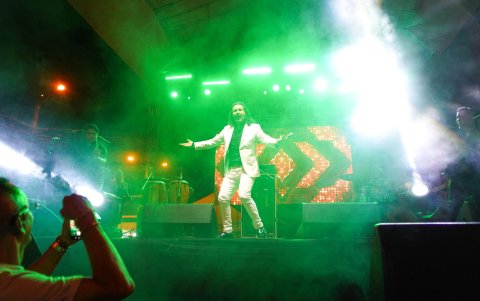 Los visitantes disfrutas de los conciertos