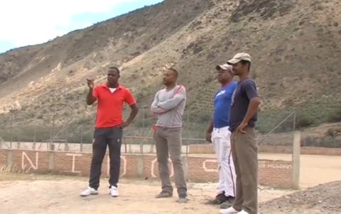 El tricolor en una foto de archivo, haciendo trabajo de campo.