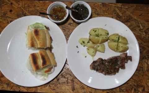 El sabor del cerdo, preparado con simpleza, al que se le agregan lechuga, tomate y cebolla perla.