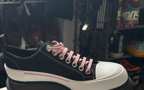 Los zapatos de Joshua de Alexander Mc Queen.