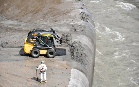 Trabajos. El ministro de Energía encargado, Roberto Luque anunció que la hmidroeléctrica más grande del país entrará en operaciones próximamente.