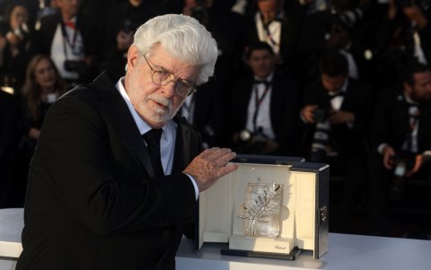 George Lucas posa con su Palma de Oro Honorífica.
